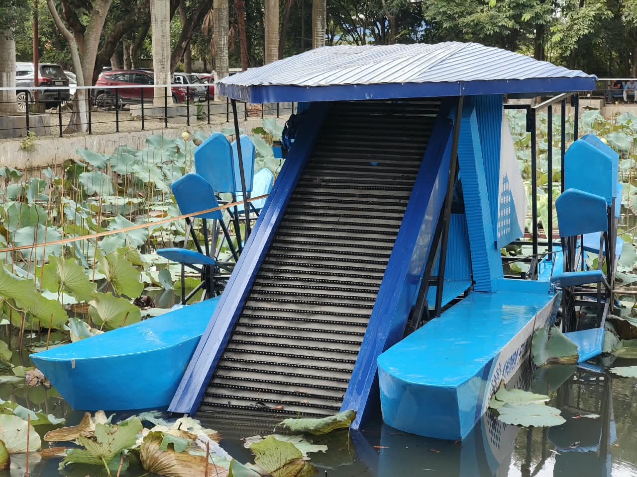 Front conveyor and twin pontoons of the river cleaning machine